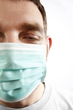 Kapalı gözlü yorgun bir doktorun portresi