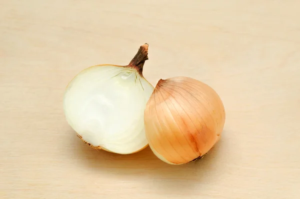 Zwiebeln in zwei Hälften geschnitten — Stockfoto