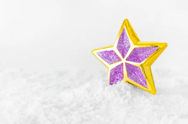 Estrela de brinquedo de Natal na neve — Fotografia de Stock