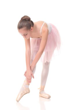  küçük kız, bir balerin gibi giyinmiş