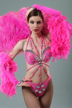 Stüdyo arka plan üzerinde poz güzel dansçı