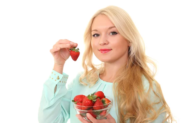 Bella donna felice sorridente con fragola — Foto Stock