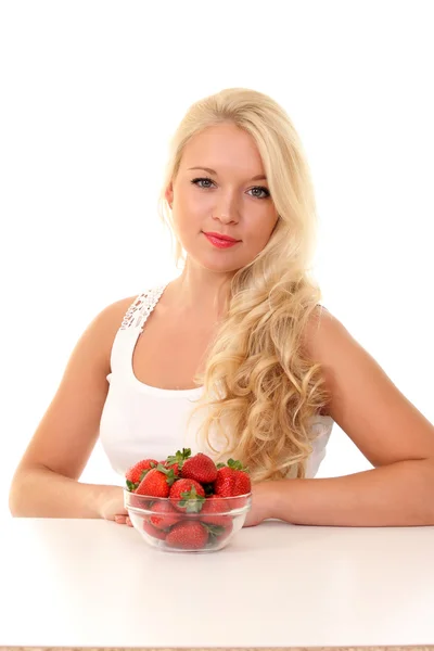 Bella donna felice sorridente con fragola — Foto Stock