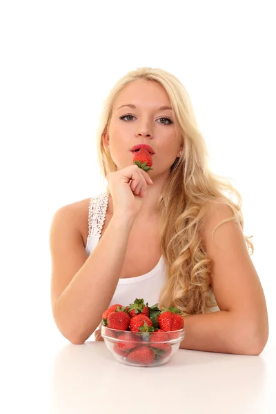 Bella donna felice sorridente con fragola — Foto Stock