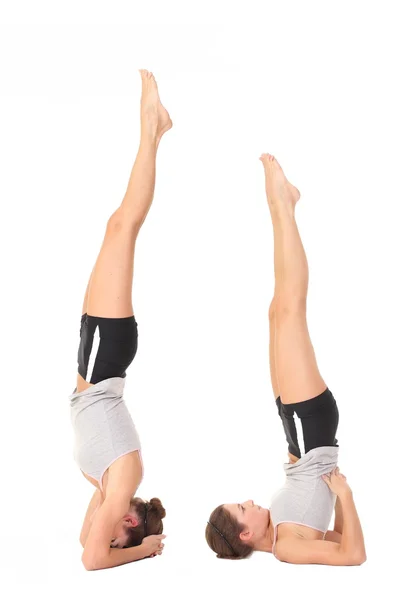 Junge Frau trainiert Yoga — Stockfoto
