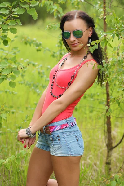 Chica en un fondo de bosque caducifolio — Foto de Stock