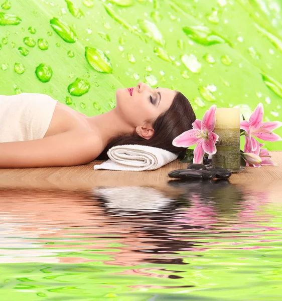 Jonge gezonde meisje ontspannen in de spa — Stockfoto