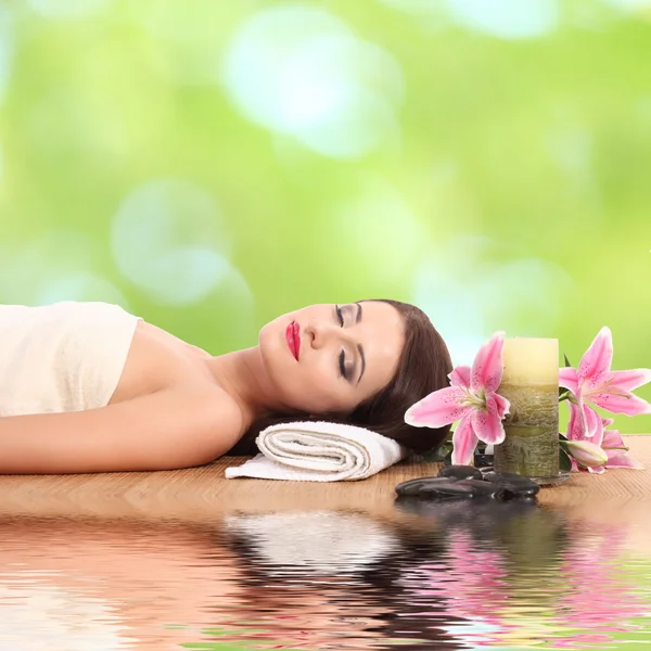 Jonge gezonde meisje ontspannen in de spa — Stockfoto