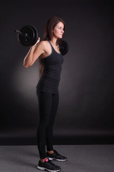 Muscular chica con una barra — Foto de Stock