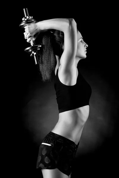 Mujer levantando pesas — Foto de Stock