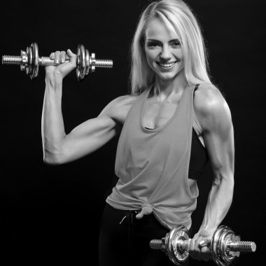 Kadın dambılları kaldırıyor