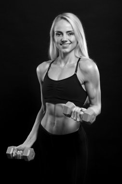 Kadın dambılları kaldırıyor