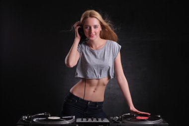 genç kız vinil Pikaplar poz