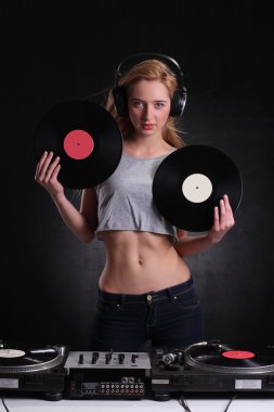 genç kız vinil Pikaplar poz