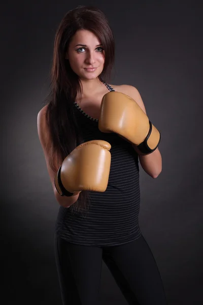 戴拳击手套的年轻女子 — 图库照片