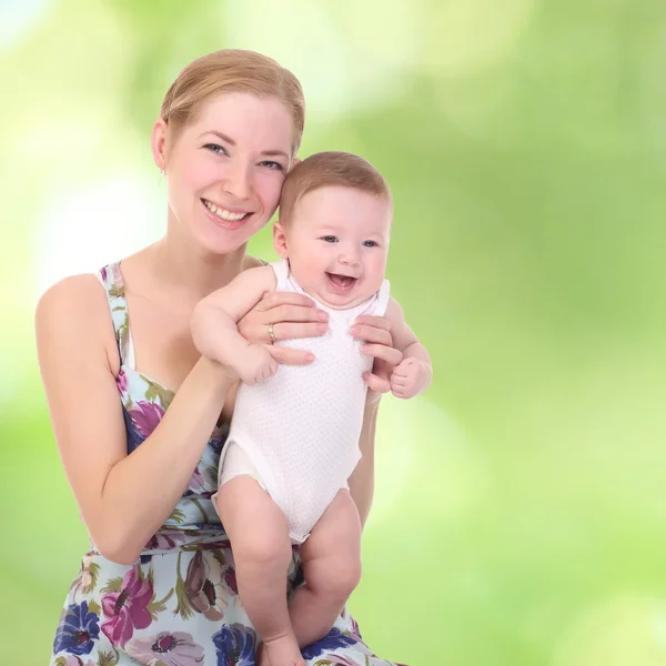 Glückliche Mutter hält ihr Baby — Stockfoto