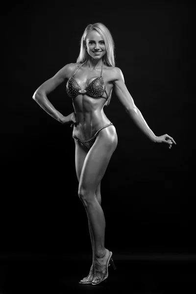 Sexig bodybuilder kvinnan i svart Bikini — Stockfoto