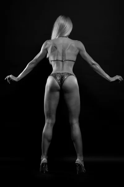 Sexig bodybuilder kvinnan i svart Bikini — Stockfoto