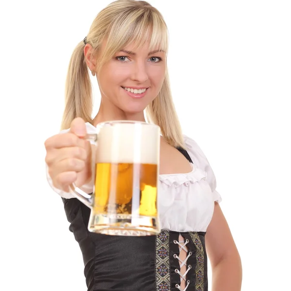 Ung kvinna med en öl — Stockfoto