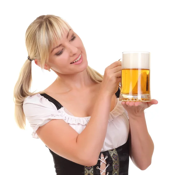 Молодая женщина держит пиво — стоковое фото