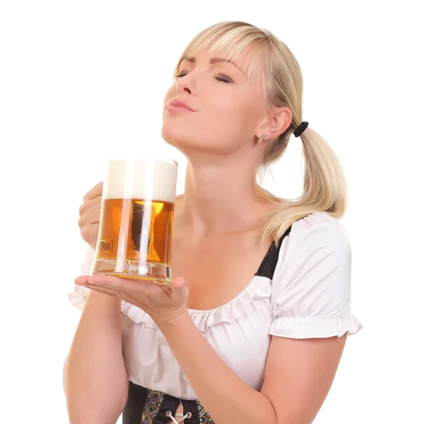 Jonge vrouw met een biertje — Stockfoto