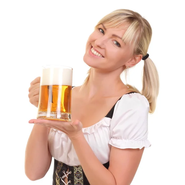 年轻女子捧着一杯啤酒 — 图库照片