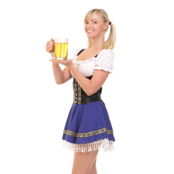 Junge Frau hält ein Bier in der Hand — Stockfoto