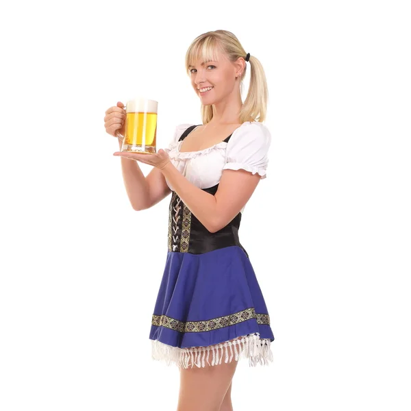 Молода жінка тримає пиво — стокове фото