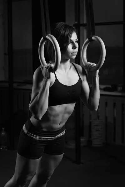 Ajuste mujer joven en anillos de gimnasta —  Fotos de Stock