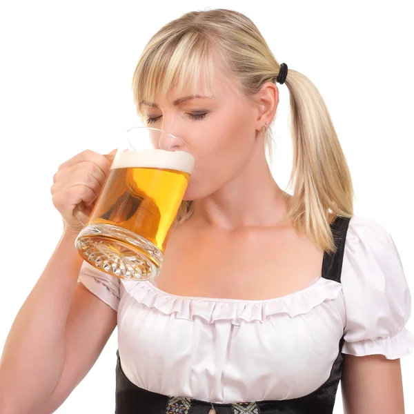 Junge Frau hält ein Bier in der Hand — Stockfoto