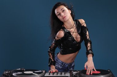  genç kız vinil Pikaplar poz