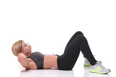  gülümseyen ve abs egzersizleri yapıyor kadın