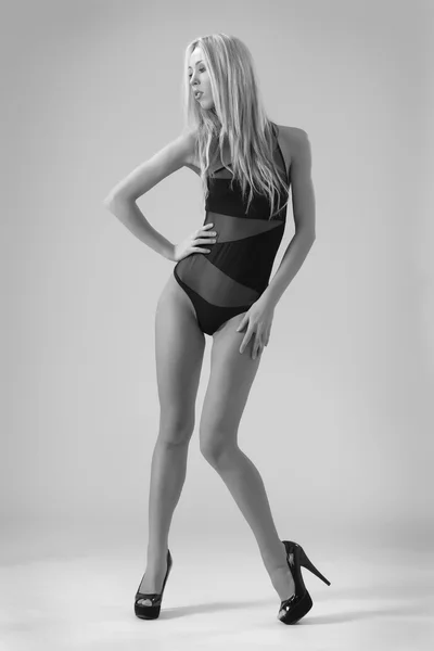 Egy fekete fürdőruha divat modell — Stock Fotó