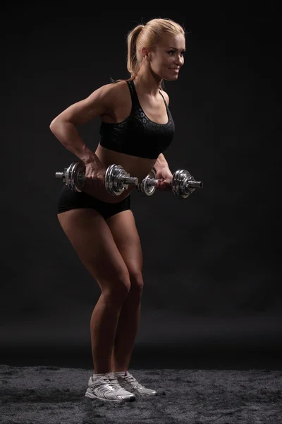 Dumbells ile egzersizleri yaparken fitness kadın. — Stok fotoğraf