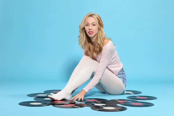 Jonge vrouw met oude vinyl record — Stockfoto