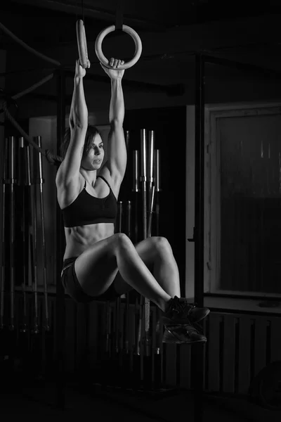 Fit jonge vrouw op gymnast ringen — Stockfoto