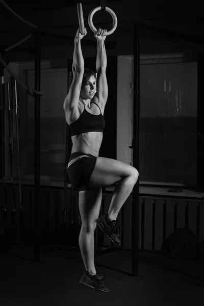 Přizpůsobit mladá žena na kroužky sportovní gymnastka — Stock fotografie