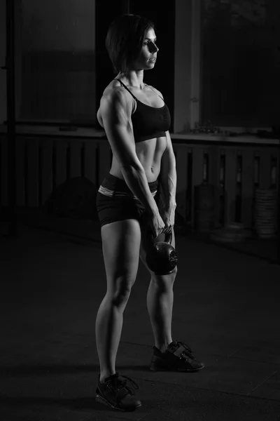 Ejercicio de la mujer en el gimnasio —  Fotos de Stock