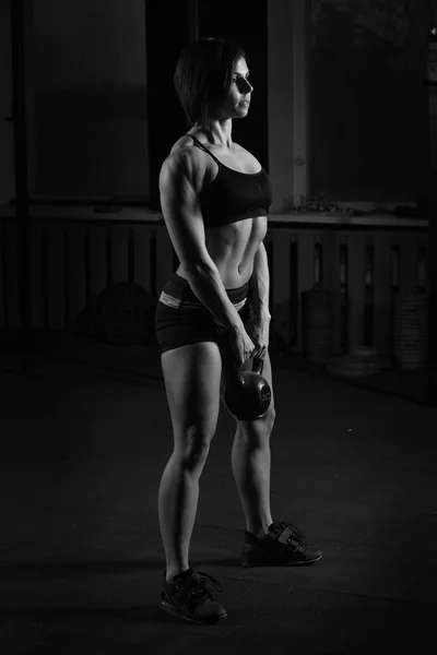 Esercizio donna allenamento in palestra — Foto Stock