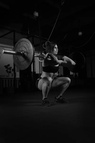 女性の持ち上がる重量 — ストック写真