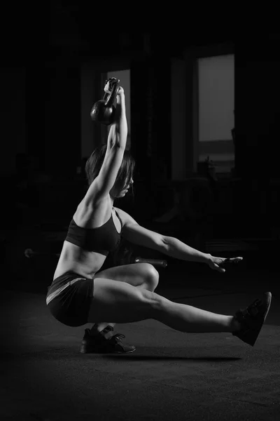 Ejercicio de la mujer en el gimnasio —  Fotos de Stock