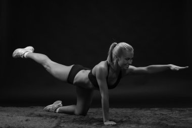 Genç güzel sportif kadın uygun sporcumuz germe