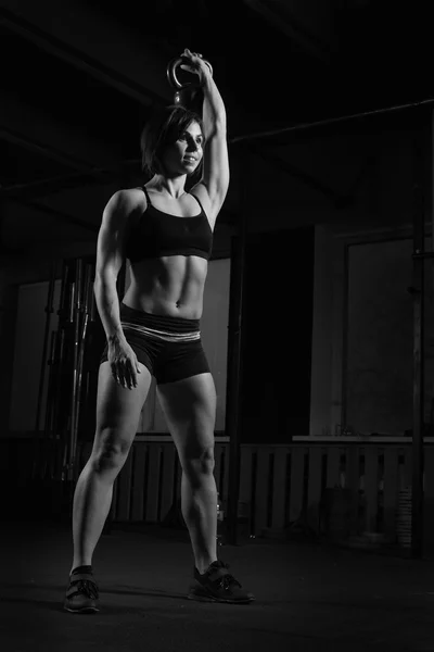 Utöva kvinna träningspass på gym — Stockfoto