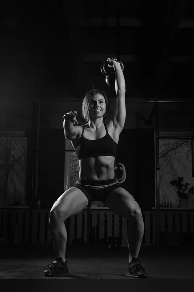 Oefening vrouw workout op sportschool — Stockfoto