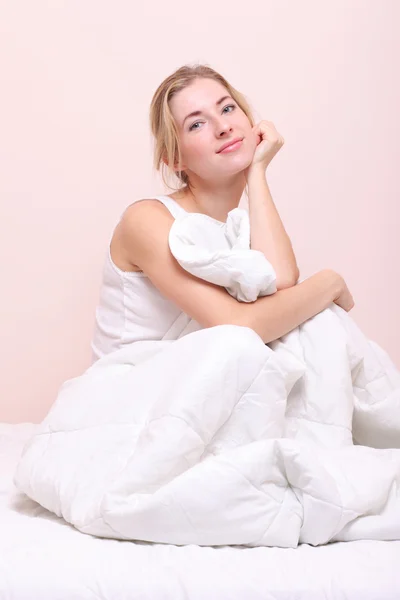 Joven mujer feliz despertando — Foto de Stock