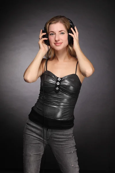 Sexy Frau hört Musik — Stockfoto