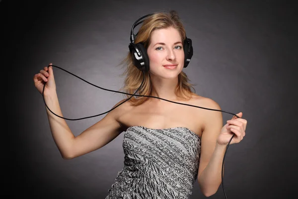 Sexy Frau hört Musik — Stockfoto
