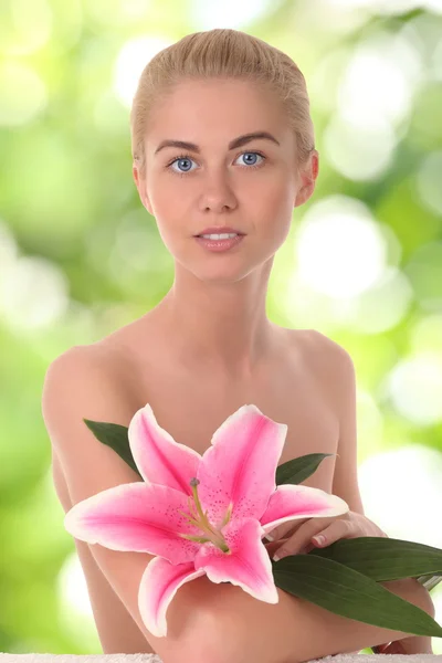 Mujer linda con flor —  Fotos de Stock