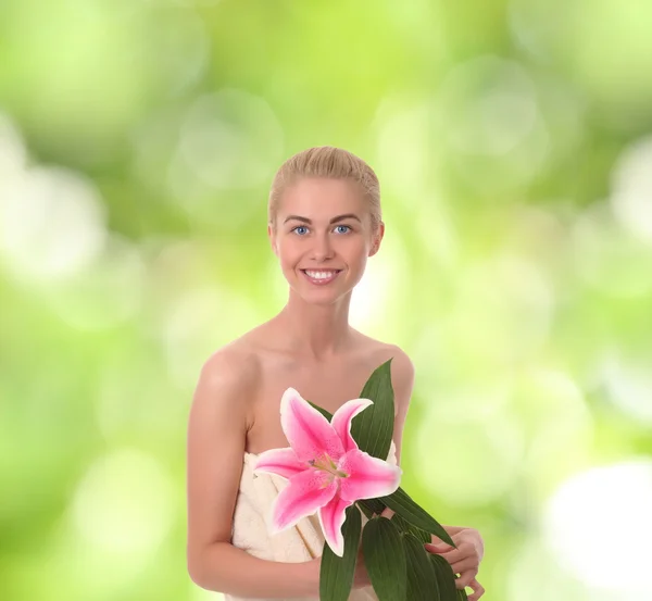 Mujer linda con flor —  Fotos de Stock