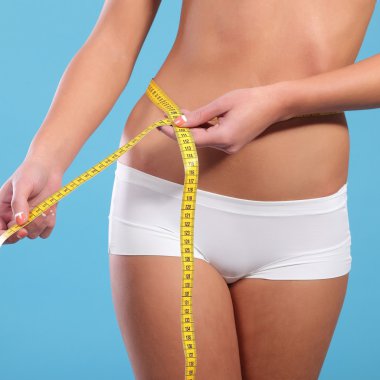 Ölçü bandı olan kadın